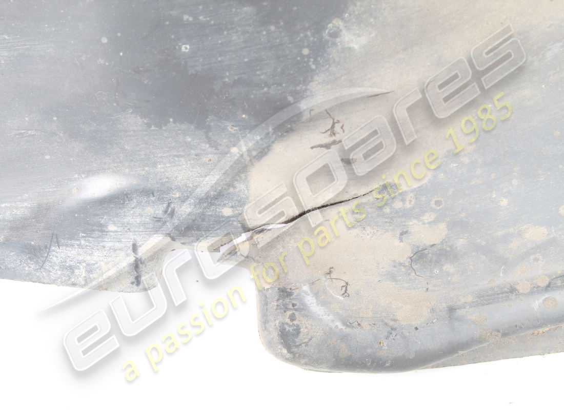 protezione passaruota anteriore destro danneggiata maserati. numero parte 372500526 (6)
