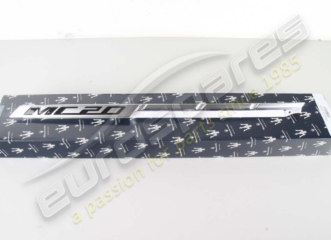 nuovo maserati simbolo lato sx. numero parte 670158285 (5)