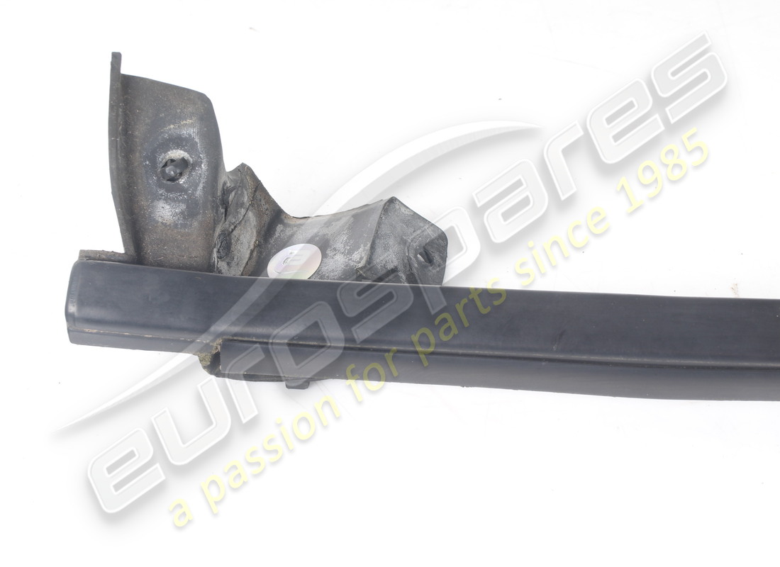 used maserati lh outer glass scraper gasket. part number 67820300 (2)