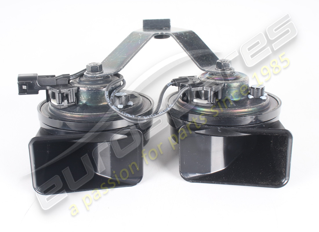 NEW ASTON MARTIN HORN ASSEMBLY & BRACKET. PART NUMBER AD2313A803BB (1) new aston martin horn assembly & bracket. part number ad2313a803bb (1)