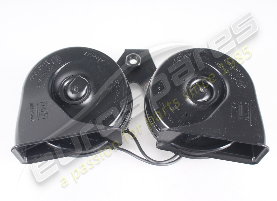 NEW ASTON MARTIN HORN ASSEMBLY & BRACKET. PART NUMBER AD2313A803BB (3) new aston martin horn assembly & bracket. part number ad2313a803bb (3)