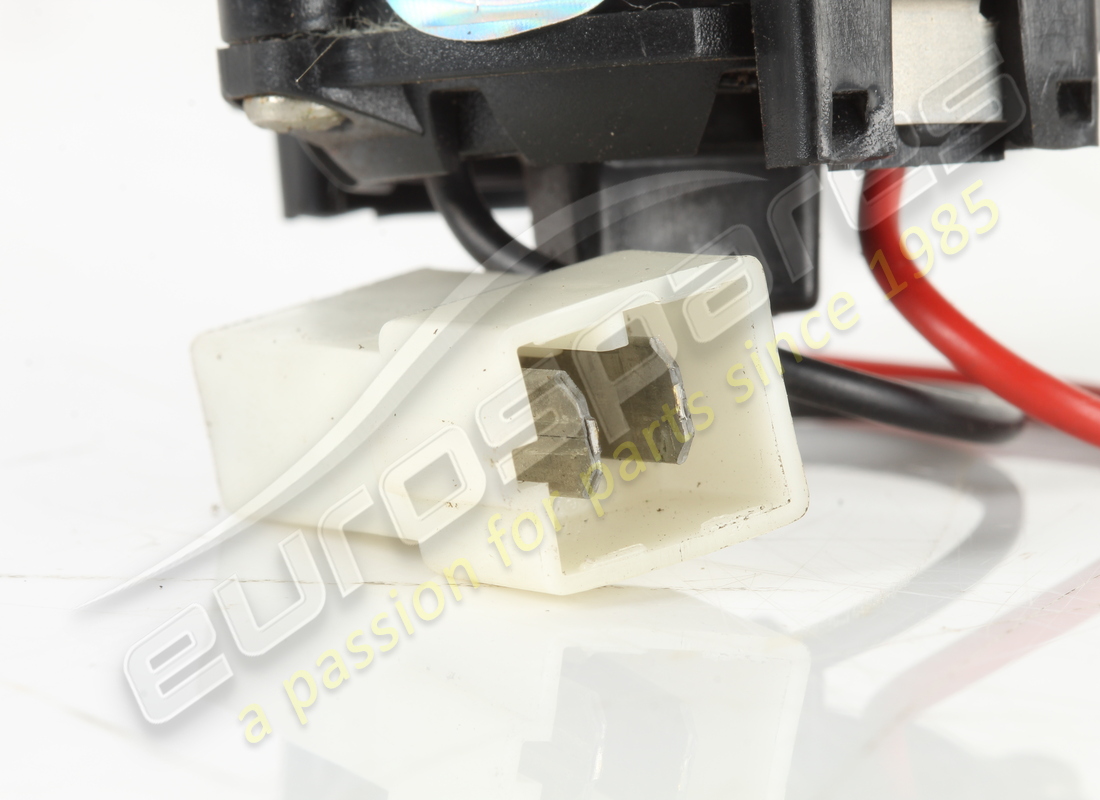 LAMPADA DEL VANO PORTAOGGETTI USATA FERRARI. NUMERO PARTE 60743100 (6) lampada del vano portaoggetti usata ferrari. numero parte 60743100 (6)