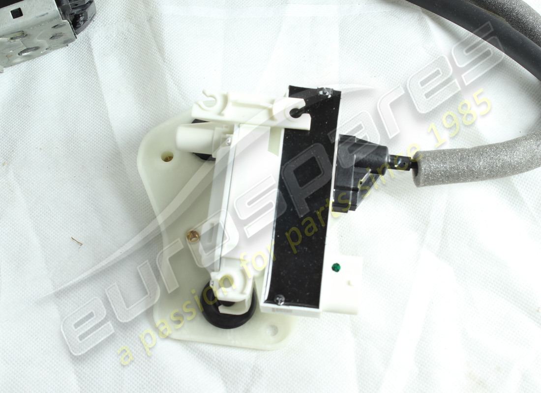 nuova maserati serratura porta anteriore destra. numero parte 670107780 (3)