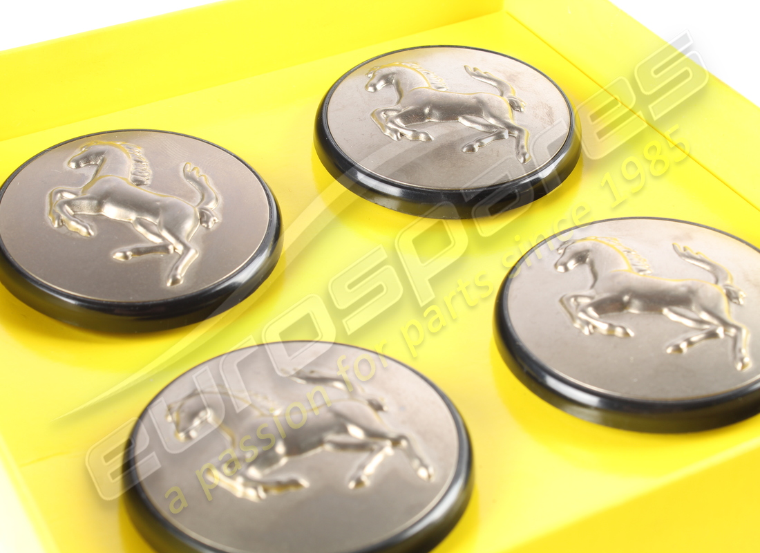 NUOVO (ALTRO) FERRARI SET 4 COPRIMOZZI A SPINTA IN TITANIO. NUMERO PARTE 70001285 (2) nuovo (altro) ferrari set 4 coprimozzi a spinta in titanio. numero parte 70001285 (2)