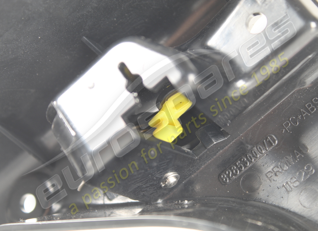 copertura gancio separatore rh usata ferrari. numero parte 82853000 (6)