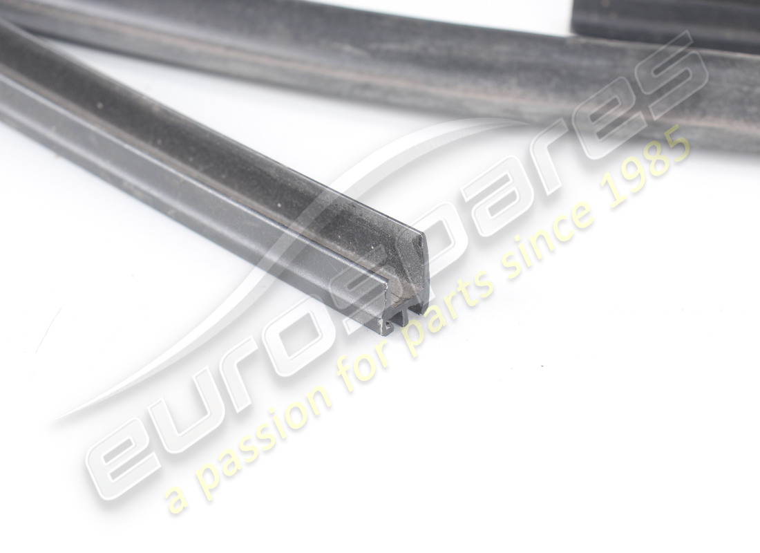 NUOVO (ALTRO) FERRARI MODANATURA COMPLETA PER LUNOTTO POSTERIORE. NUMERO PARTE 65649400 (3) nuovo (altro) ferrari modanatura completa per lunotto posteriore. numero parte 65649400 (3)