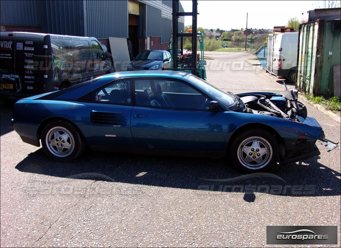 ferrari mondial 3.4 t coupe/cabrio in preparazione per lo smantellamento presso eurospares