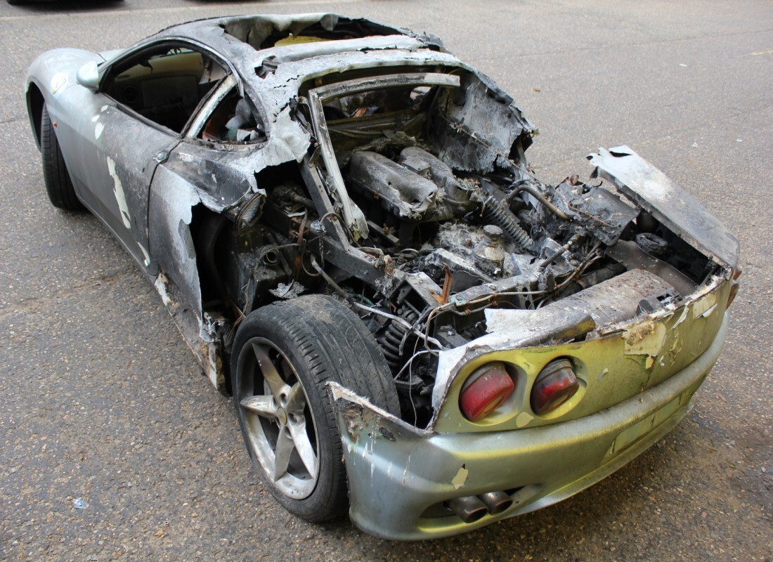 ferrari 360 modena con sconosciuto, in preparazione per lo smantellamento di #5