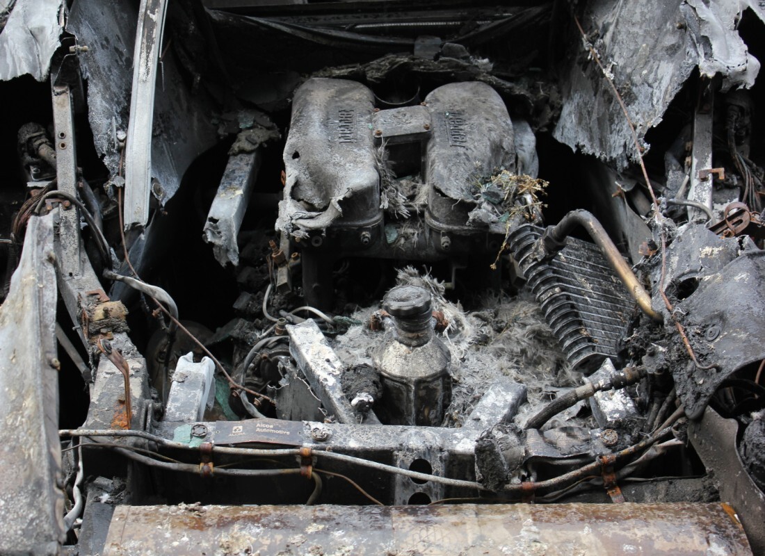 ferrari 360 modena con sconosciuto, in preparazione per lo smantellamento di #8