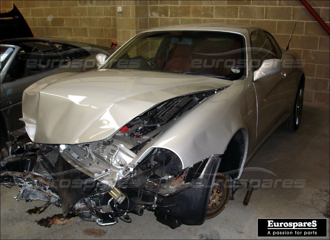 maserati 4200 coupe (2003) in preparazione per lo smantellamento presso eurospares