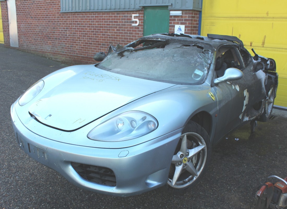 ferrari 360 modena con sconosciuto, in preparazione per lo smantellamento di #2