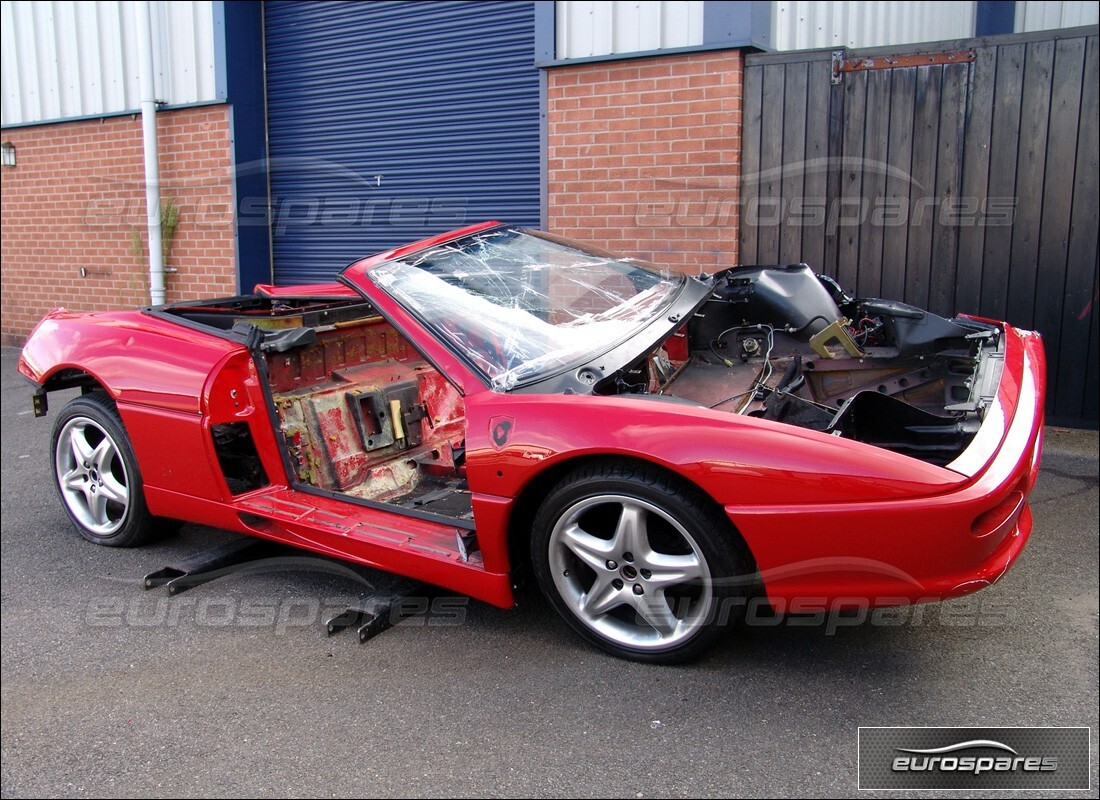 ferrari 355 (2.7 motronic) in preparazione per lo smantellamento presso eurospares