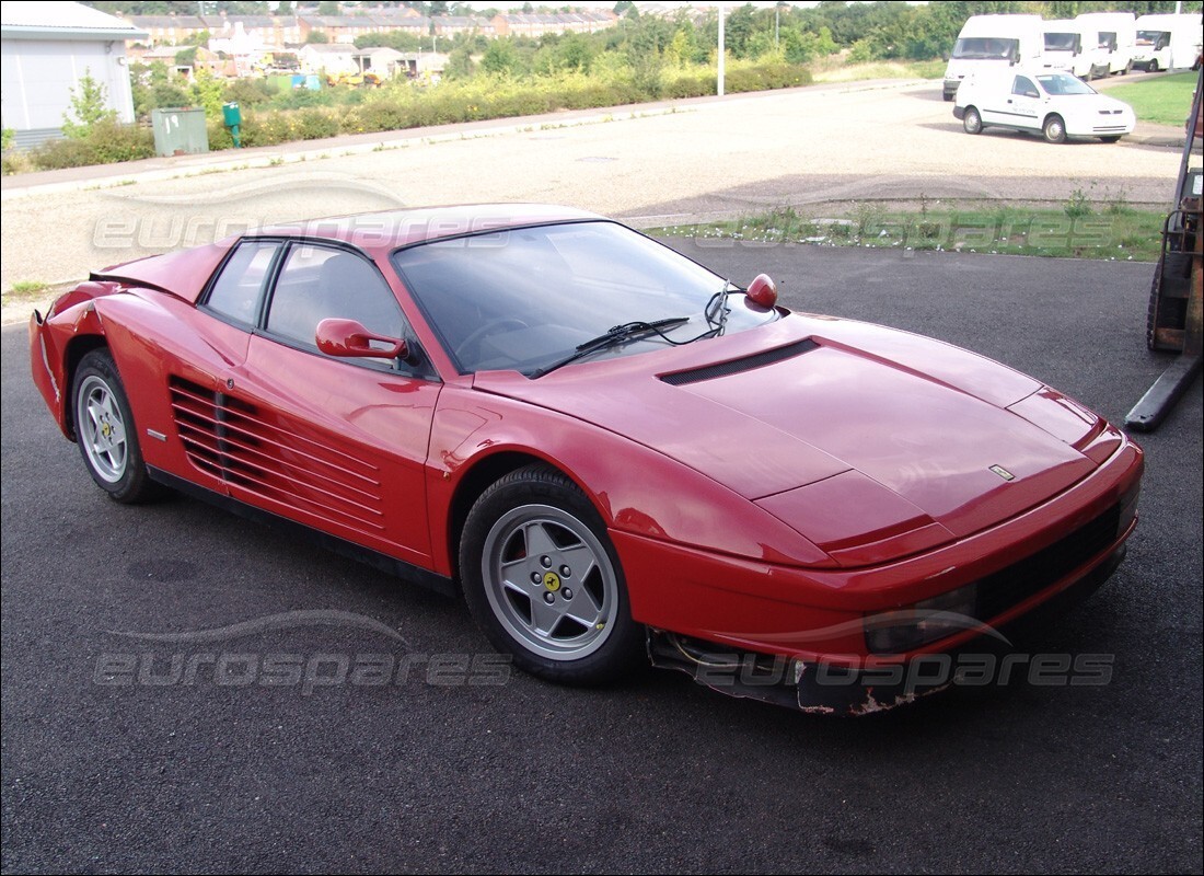 ferrari testarossa (1990) in preparazione per lo smantellamento presso eurospares