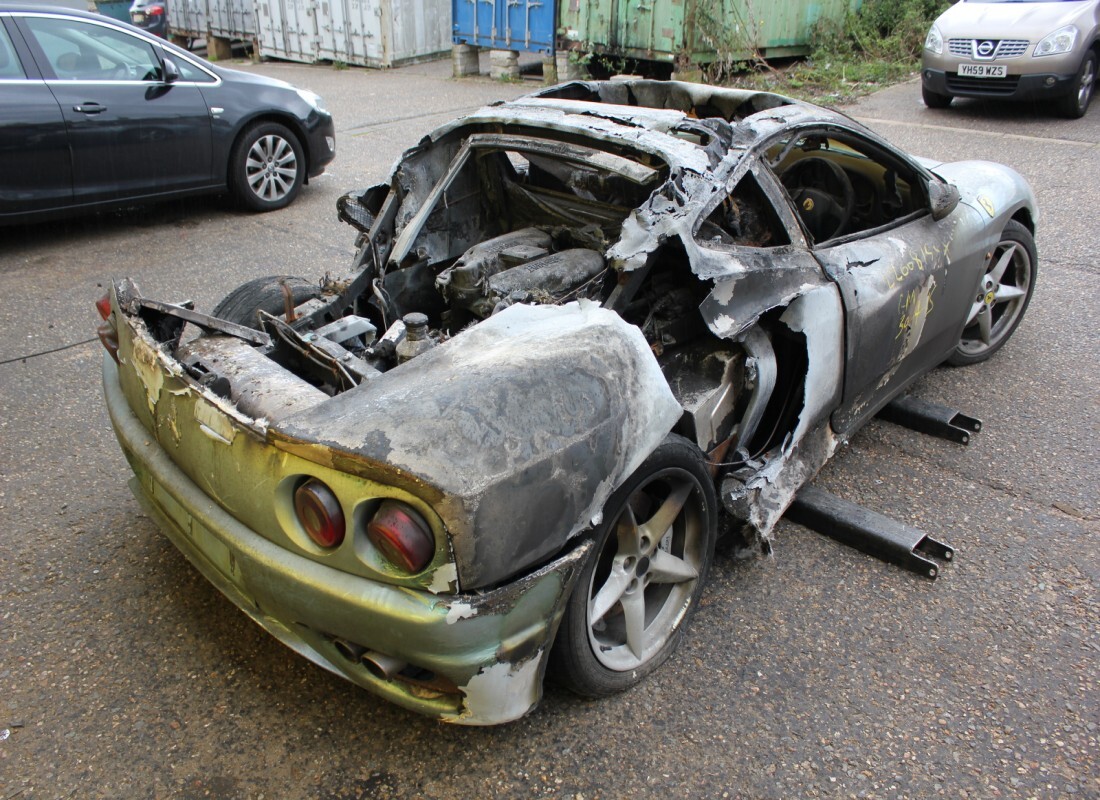 ferrari 360 modena con sconosciuto, in preparazione per lo smantellamento di #4