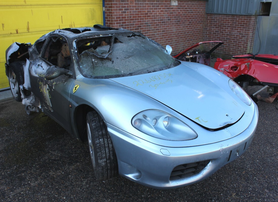 ferrari 360 modena con sconosciuto, in preparazione per lo smantellamento di #3