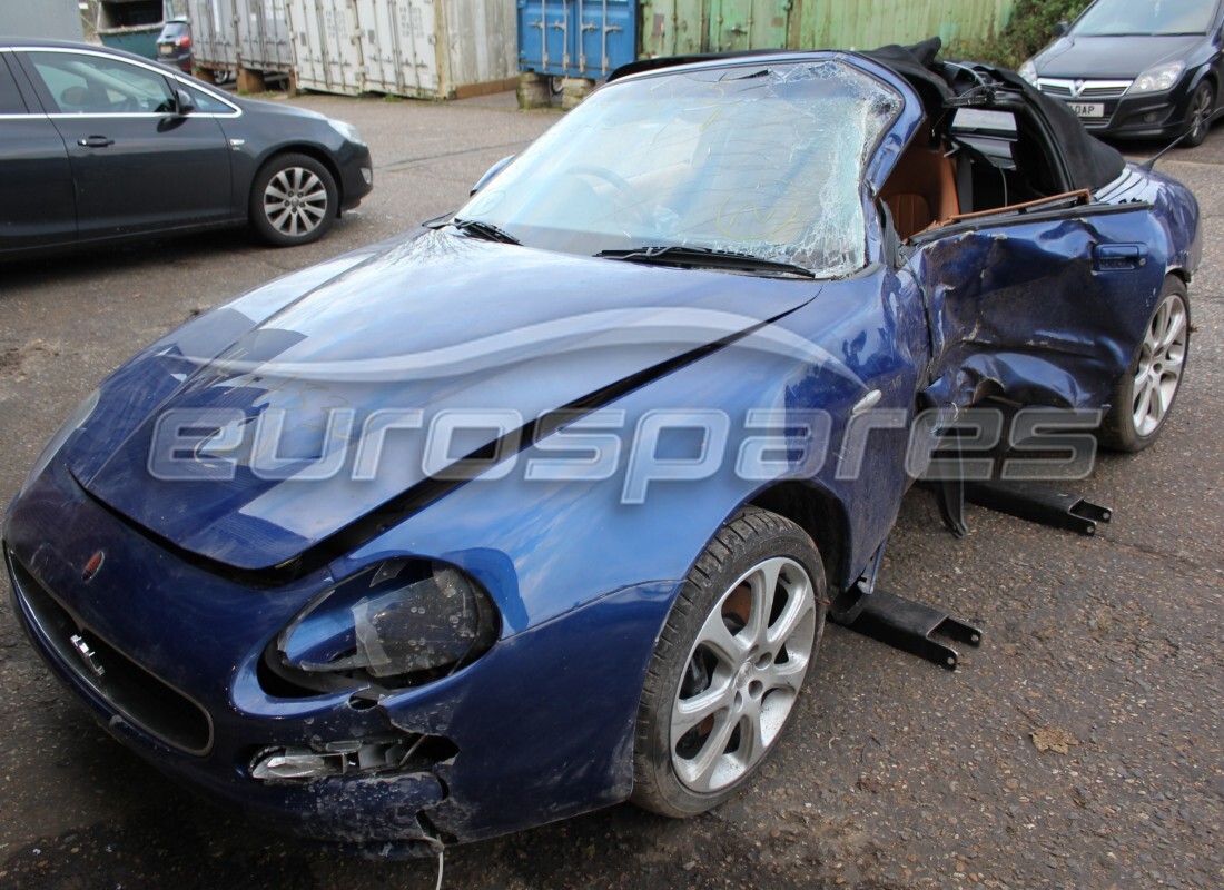 maserati 4200 spyder (2002) in preparazione per lo smantellamento presso eurospares