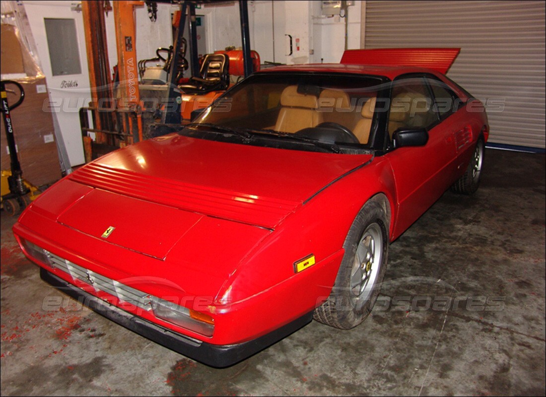 ferrari mondial 3.4 t coupe/cabrio in preparazione per lo smantellamento presso eurospares