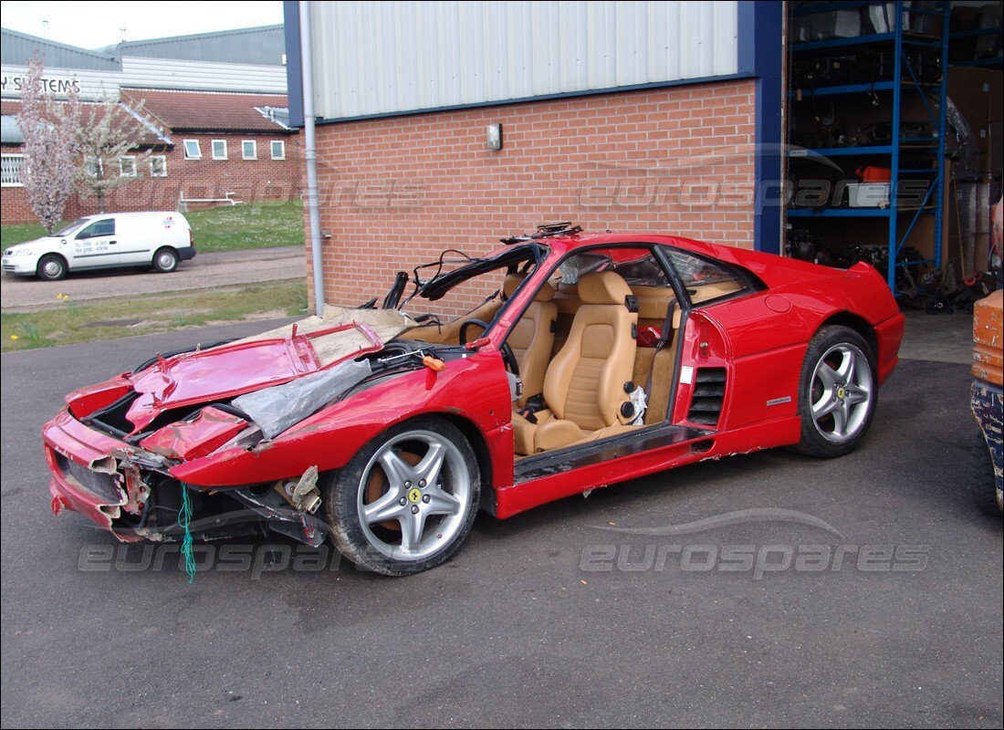 ferrari 355 (2.7 motronic) in preparazione per lo smantellamento presso eurospares