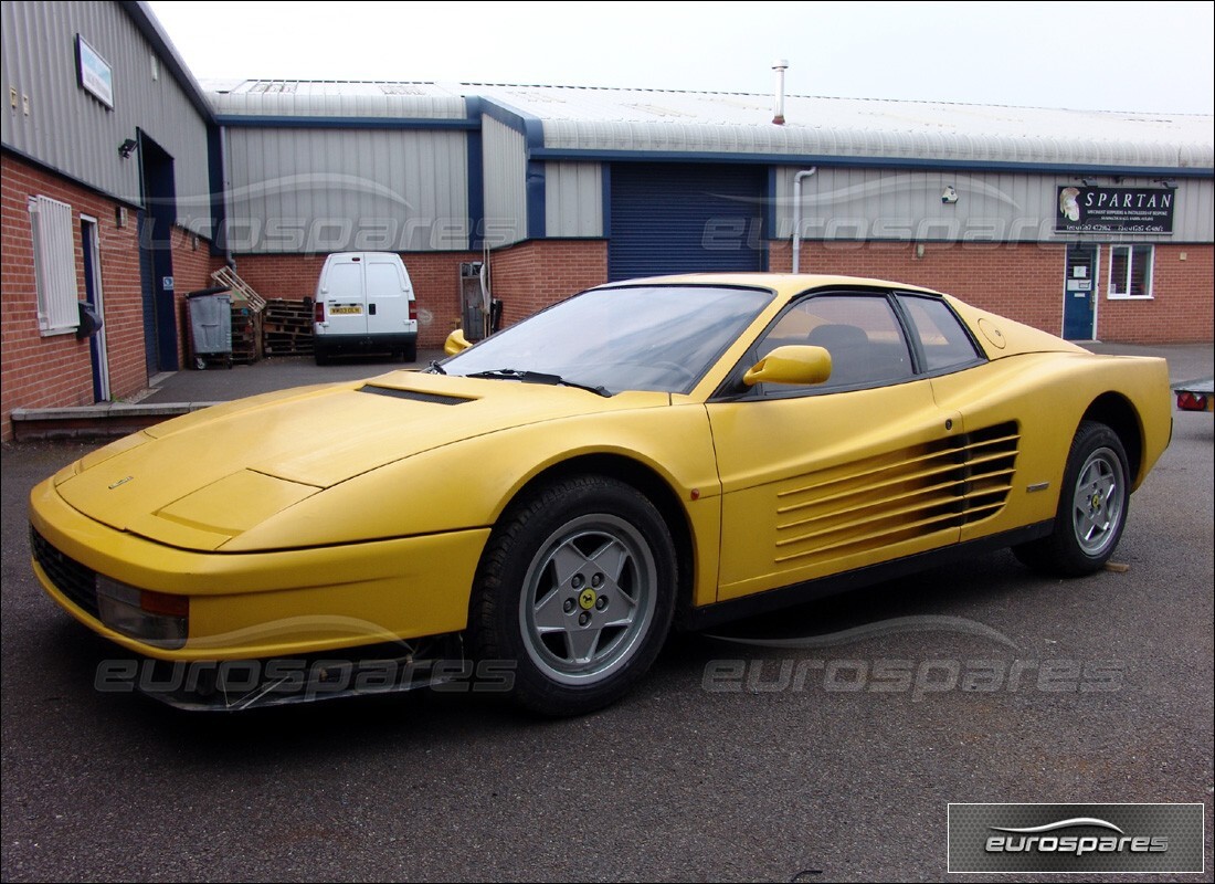 ferrari testarossa (1990) in preparazione per lo smantellamento presso eurospares