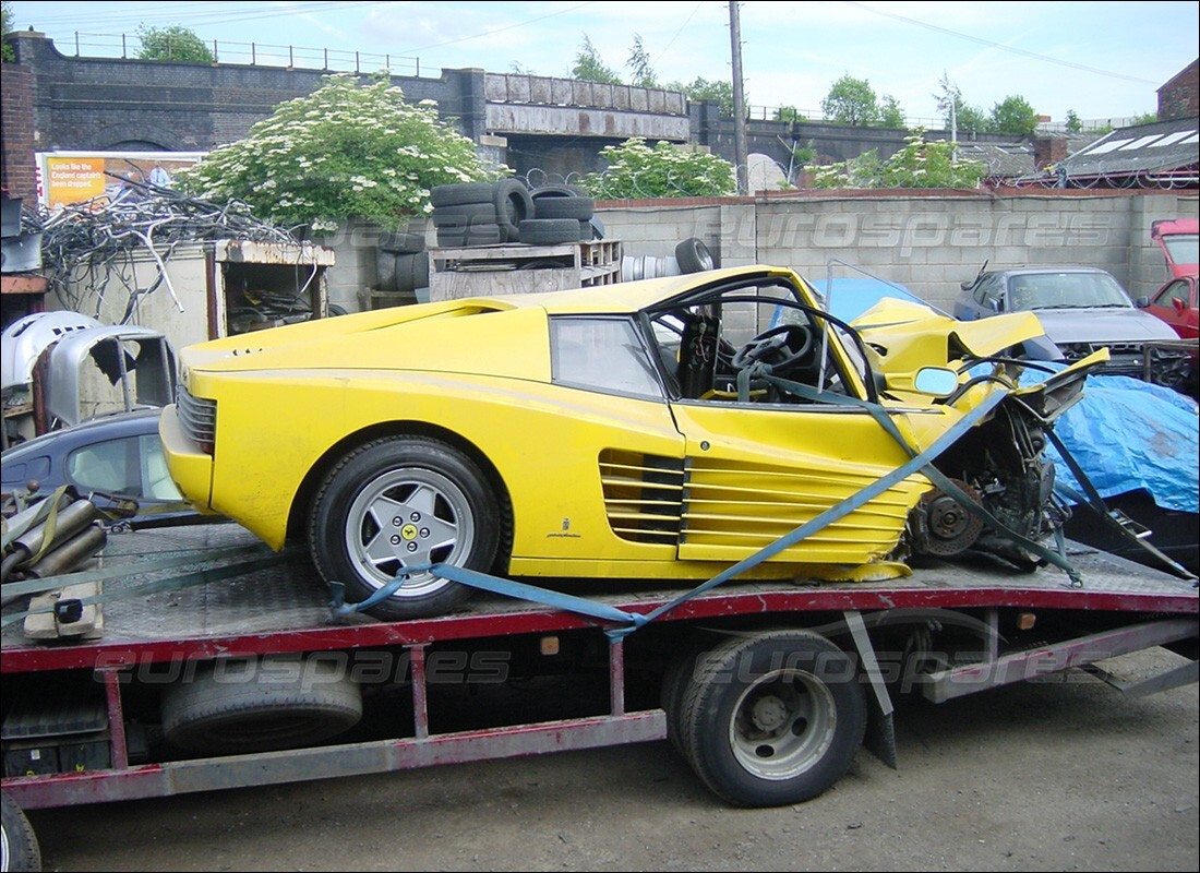 ferrari 512 tr in preparazione per lo smantellamento presso eurospares