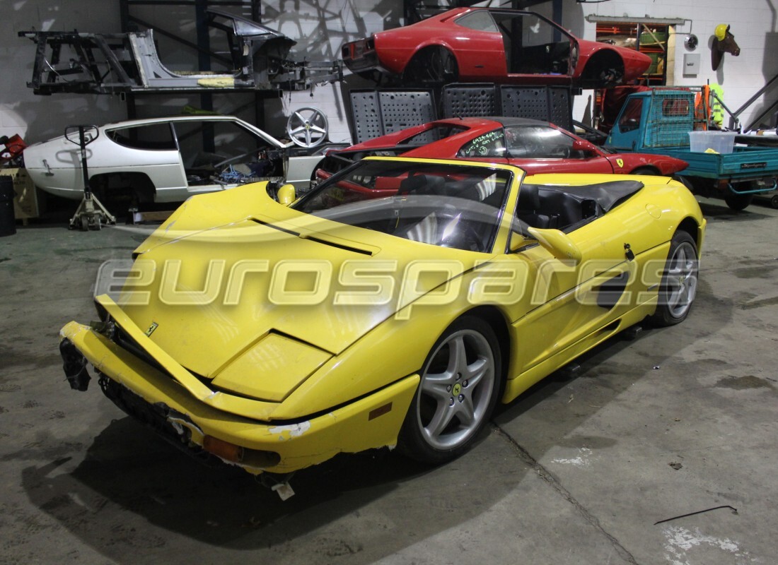 ferrari 355 (5.2 motronic) in preparazione per lo smantellamento presso eurospares