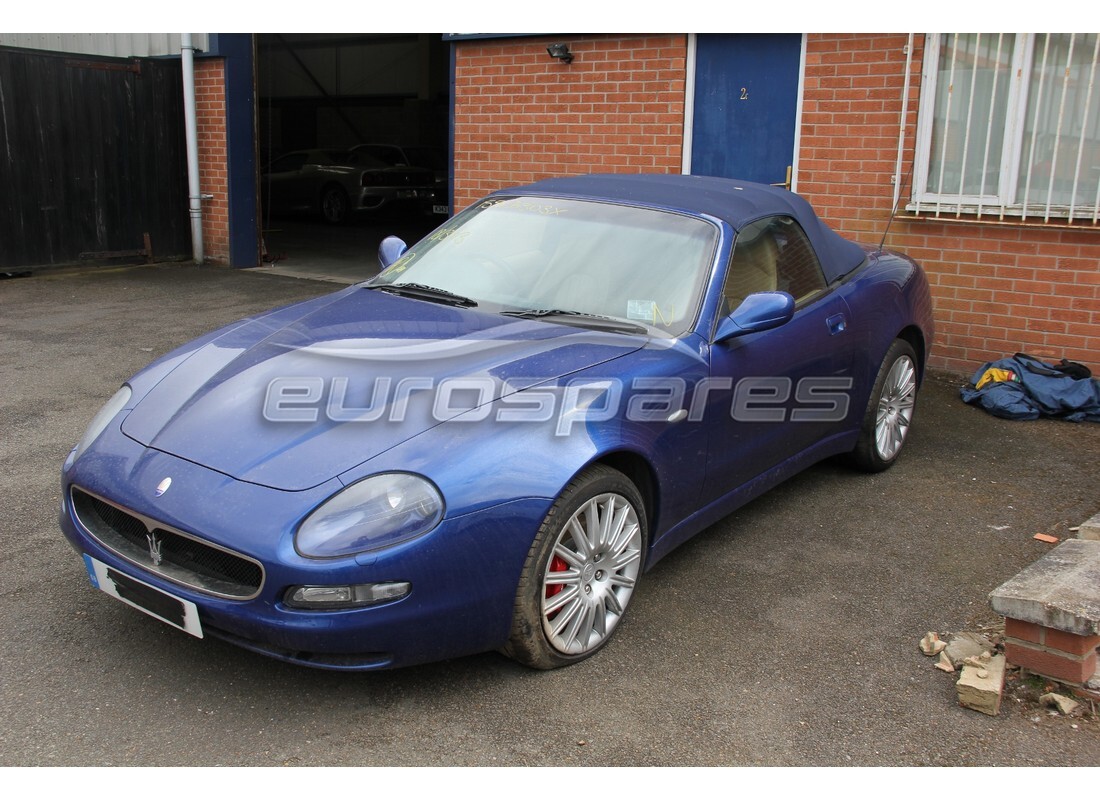 maserati 4200 spyder (2002) in preparazione per lo smantellamento presso eurospares