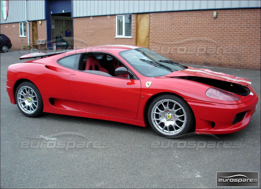 ferrari 360 modena in preparazione per lo smantellamento presso eurospares