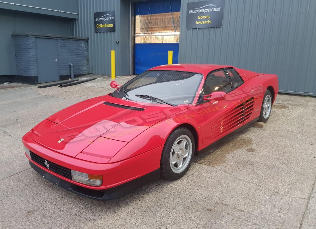 ferrari testarossa (1987) in preparazione per lo smantellamento presso eurospares