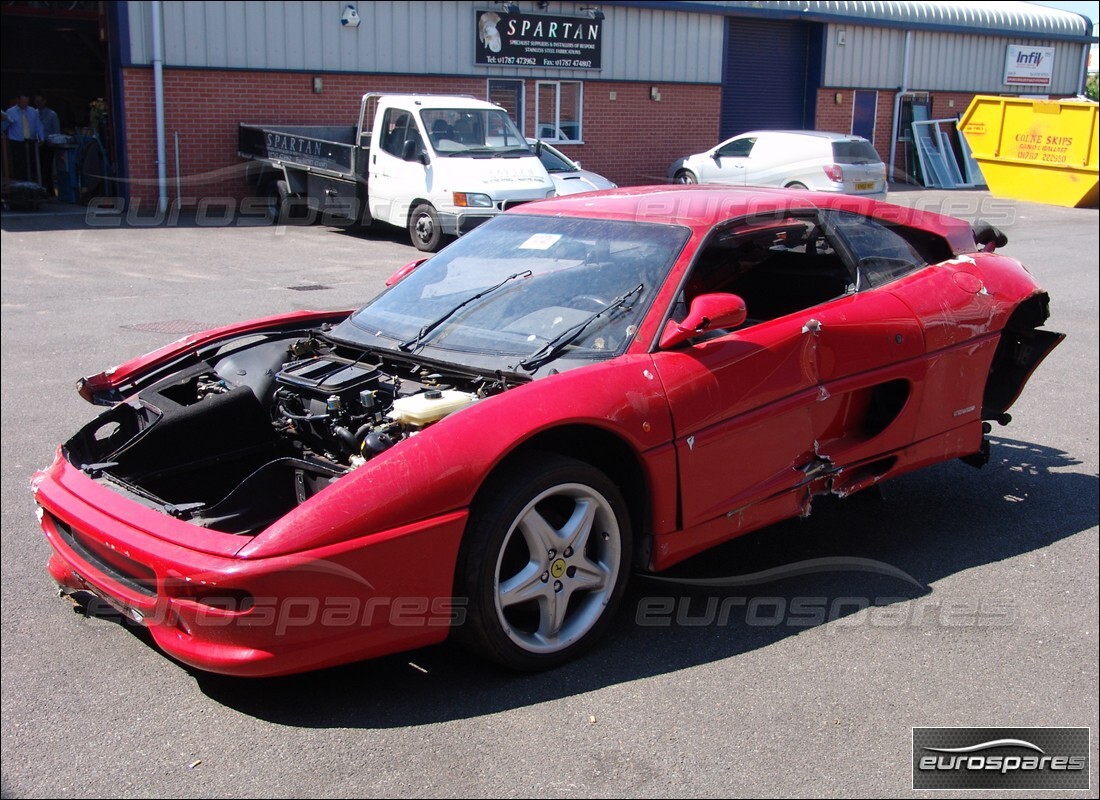 ferrari 355 (2.7 motronic) in preparazione per lo smantellamento presso eurospares